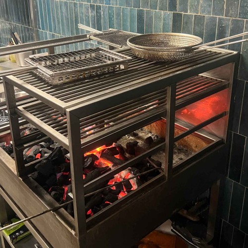 Parrilla robata para cocinar a la brasa