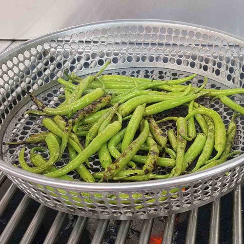 Poele perforée pour cuisson a la braise