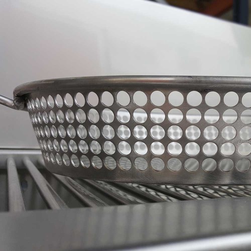 Poêle perforée pour cuisson à la braise